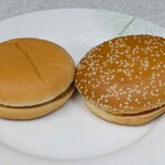 マクドナルド - マックバーガー（左）＆ドムドムバーガー（右）