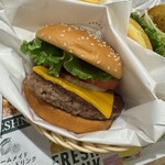 フレッシュネスバーガー - 料理写真:クラシックチーズバーガー 740円