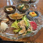気灯庵 - 小鉢六種盛り合わせ❤︎自家製の胡麻豆腐、小いわしの南蛮漬け、煮物、出汁巻き玉子、さばの焼き物、紅豚しゃぶサラダ...どれも丁寧に作られていて、美味しい(*^^*)