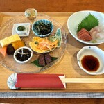 時分刻 - 食前酒（梅酒）と共に運ばれた御膳。お刺身の鮮度◎、大根で巻かれた細切りキュウリの酢の物素晴らしい、ちょこっと牛ステーキが柔らか＆旨旨。