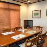 時分刻 - 回転イスの座面は低くて広いです。掛け心地良くて「寛ぐわぁ〜。」