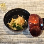 時分刻 - 冬瓜の御椀。花びら茸？入り。シャキシャキで良かったなぁ。ミョウガも良。「ホッ。」