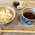 時分刻 - お味噌汁が沁みました。生姜ご飯は極薄味で佃煮と香物も優しかったです。