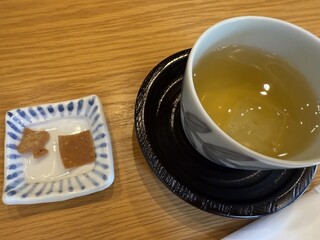 소바 츠보이 - 차가운 메밀차와 메밀 칩스 같은 짭짤한 간식