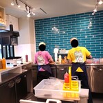 京かき氷 つみき - かき氷を作っているスタッフ～!!( ^o^)ﾉ