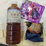 LAWSON - ドリンク写真:烏龍茶・焼き鮭ハラミのおにぎり・グミ