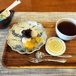 時分刻 - 紅茶をお願いしたら、苦いレモンの皮が落とされてる。丁寧で心落ち着くおもてなしをしみじみ。