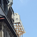 挽肉と米 - 路地に入り見上げると、小ーさくこれが見えます（かなりズームしています）