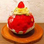 京かき氷 つみき - 甘酸っぱい濃厚ないちごシロップに、とろ〜りとしてそんなに甘くない紅茶カスタードクリーム、甘いミルクシロップが絡んで、ほんのり甘く、いちごの甘酸っぱさと いちごの果実感を感じられるめちゃ美味しいかき氷〜!!( ^o^)ﾉ