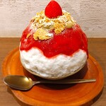 京かき氷 つみき - ふわっふわ〜のかき氷に濃厚そうないちごシロップがけ、上に紅茶カスタードクリーム、粉糖、ザクザクパイ、いちごが盛りつけられている〜!!( ^o^)ﾉ 