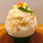 京氷菓 つらら - ふわっふわ〜のかき氷の上に、濃厚でクリーミーな桃のマスカルポーネクリームがたっぷりかかっていて、今が旬の桃が盛りつけられている〜!!( ^o^)ﾉ 