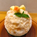 京氷菓 つらら - 桃は氷の中にも入っており、とろけるような口当たりと甘さ、ジューシーさが感じられ、練乳の甘みとマスカルポーネクリームの旨みと甘みが絡まって、めちゃめちゃ美味しい桃のかき氷～!!( ^o^)ﾉ
