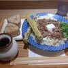 やりうどん - 肉ごぼうぶっかけうどん(冷)麺大盛り(ネギトッピング)＆かしわおにぎり(タイムサービスで2個に)