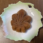 Fuji Iya Eki Omiyagekan Ten - Momiji Manju Chocolate, JPY 150