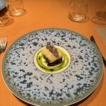 モノリス - 4皿目
      鱧のフリット、泉州水那須、大葉、梅わさび、大葉とバルサミコ酢のソース。