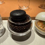 モノリス - 竹炭マカロン、ニンジンムース