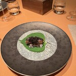 モノリス - 7皿目
      うなぎ、フォアグラのソテー、五穀米のサラダ、エゴマを生地で巻いたもの。