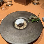 モノリス - 6皿目
      鮎のピスク、ジュニパーベリーの香り。
      フォアグラ、黒トリュフ。
      稚鮎のフリット。