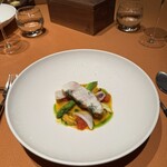 モノリス - 8皿目
      スズキのロースト、白イカ、モン・サン・ミッシェルムール貝、グリーンアスパラガス、サフランソース。
      