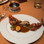 モノリス - 9皿目
      うずらの股肉、胸肉のロースト、北海道阿寒湖産エクルヴィス（ザリガニ）、ソースナンチュア（エクルヴィスの出汁のソース）。
