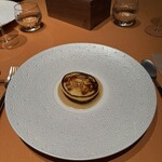 モノリス - 5皿目
      半生のオマールブルー、ヴァニラとサワークリームのソース、オシェトラキャビア、じゃがいものクレープ。