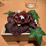 モノリス - 2皿目マグロとビーツのタルタル、わさび、ケッパー。