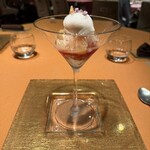 モノリス - 11皿目
      桃のコンポートとシャーベット、ライチ、フロマージュ・プランのアイス、紫蘇のジュレ。