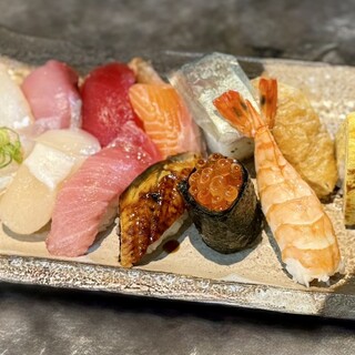 寿司やお造りなどの魚料理をはじめ、店主の技が光る一品の数々