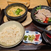 ダイナミックキッチン＆バー 響 中之島フェスティバルプラザ店 - 海老出汁夏野菜スープカレー　豚の冷しゃぶサラダ膳