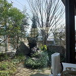 窓から見える庭