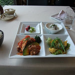 ランチ。結構なボリューム。全部箸で食えるのもイイ。