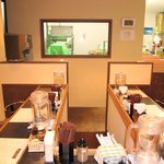 松尾 - 店内風景　奥に製麺所