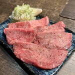 炭火焼肉 たけのうち 本店 - 厚切り特上タン