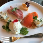ザ･テラスクラブ アット ブセナ - アペリティフタイムにラウンジに行くと、このような料理がでてきます