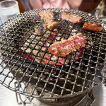 味ん味ん - 「ハラミ塩」と「ゴマ塩レバー」を焼いて行きます