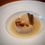 蒼 - フォークが入るのを拒むかのような弾力の黒鮑♪
      そういう火入れをしているとのことですが、噛んでも押し返すような食感から旨味が溢れる！
      蓮根の甘み、バターを含んだソースの柔らかな旨味、最高です。