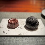 蒼 - 右の黒いの、これシュークリームです(^^)
      中のクリームがトリュフカスタードなので、黒トリュフを丸かじりしているようなイメージとのこと♪
      生地から溢れるクリームと、クリームから溢れるトリュフ香。最高♪