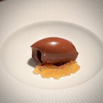 蒼 - もう、食べ物に見えない艶っぽさです(^^)
      国産カカオのガナッシュなんて、そうそう口にできるものじゃありません。
      絶妙な粘度を持った滑らか食感♪
      そして、見た目からは想像できない爽やかさです♪