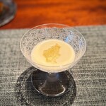 蒼 - 香り良きピュアホワイト♪
      なんでしょう。甘いだけじゃなくて、旨味もある。
      中央のトマトジュレの酸を混ぜながらいただくと、味覚のグラデーションまで病みつきになります。