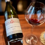 蒼 - これだって、とんでもないワイン！ラルロのモノポール。
      蟹リゾットのパートナーは、変化があって楽しい♪
      前回はヴィオニエ、今回はピノ。こちらも、旨味やスパイスが感じられて、相性の良さを見せてくれます。