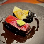 蒼 - 月齢がどんどん延びて、なんと45ヶ月！
      単なる数字じゃなく、ひと月飼育するだけでも相当なコストのはず。
      美味しさを追求するために、それを惜しまない皆様の熱量がこもった美味しさなんです。
      幸せメイン♪