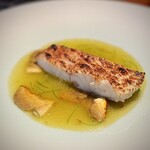 蒼 - なんと２kgオーバーの白甘鯛♪
      皮目香ばしく、もう、さすがです(^^)
      国産ポルチーニとも言われるアカヤマドリタケが、少量でもインパクトありますね。
      粘度とコクがいつもと違う「本日の仕立て」も、素敵。