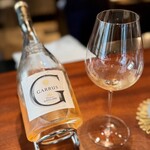 蒼 - シャトー・デスクランのガリュス。ロゼの最高峰だそう。
      これ、リッチなのに強すぎず柔らかい。
      グルナッシュに、最近大のお気に入り品種ヴェルメンティーノ（南仏ではロール品種）で、個人的にたまらんやつや。