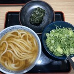 どんどん - 料理写真:かけうどん420円　わかめむすび130円　ねぎ食べ放題