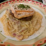 グラン・パ - 料理写真:オールビーフハンバーグたっぷりチーズカルボナーラ