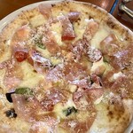 ピッツェリア　エイゴロ　伊予三島 - 水牛モッツァレラ、リコッタ、ミニトマト、バジルに生ハムのピッツァ
