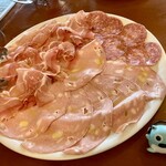ピッツェリア　エイゴロ　伊予三島 - ハム・サラミの盛り合わせ
塩味と脂が美味い〜