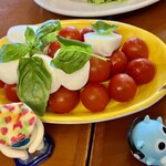 ピッツェリア　エイゴロ　伊予三島 - カプレーゼ　丸ミニトマトなのは珍しいかも
このミニトマトは濃厚で甘かった〜