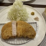 もみじ - 料理写真:2センチありそうな極厚トンカツ