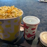 イオンシネマ - 料理写真:Aセット(ポップコーンM+ソフトドリンクM)税込850円。娘の分はQooオレンジSサイズ(税込320円)